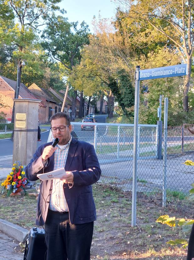 Fotos von der Gedenkveranstaltung am 30. September am Tatort in Trebbin. Der Redner ist Bürgermeister Ronny Haase.